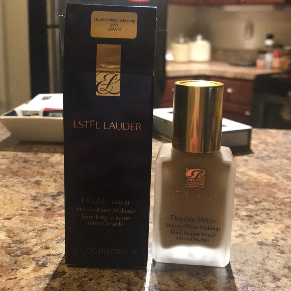 Estée Lauder double wear makeup in Dawn (2W1)